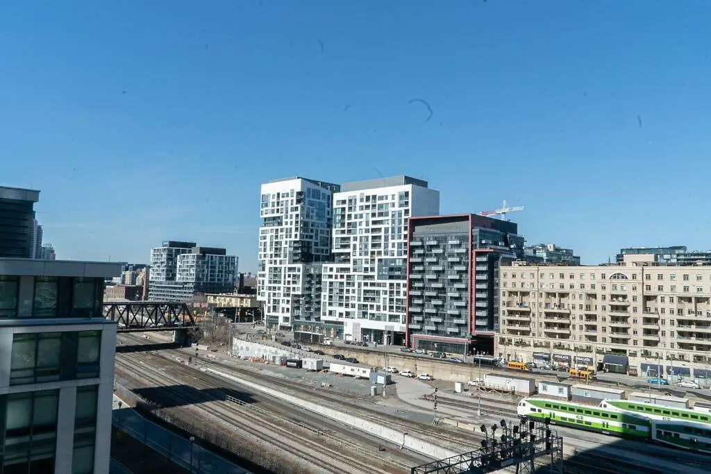 Beautiful And Central 3 Bedroom Condo With Parking Toronto Apartmán