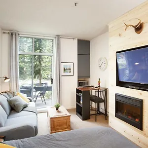 impeccable-glacier-lodge-hotel-room-w-poolhot-tub.hotels-of-whistler.com/