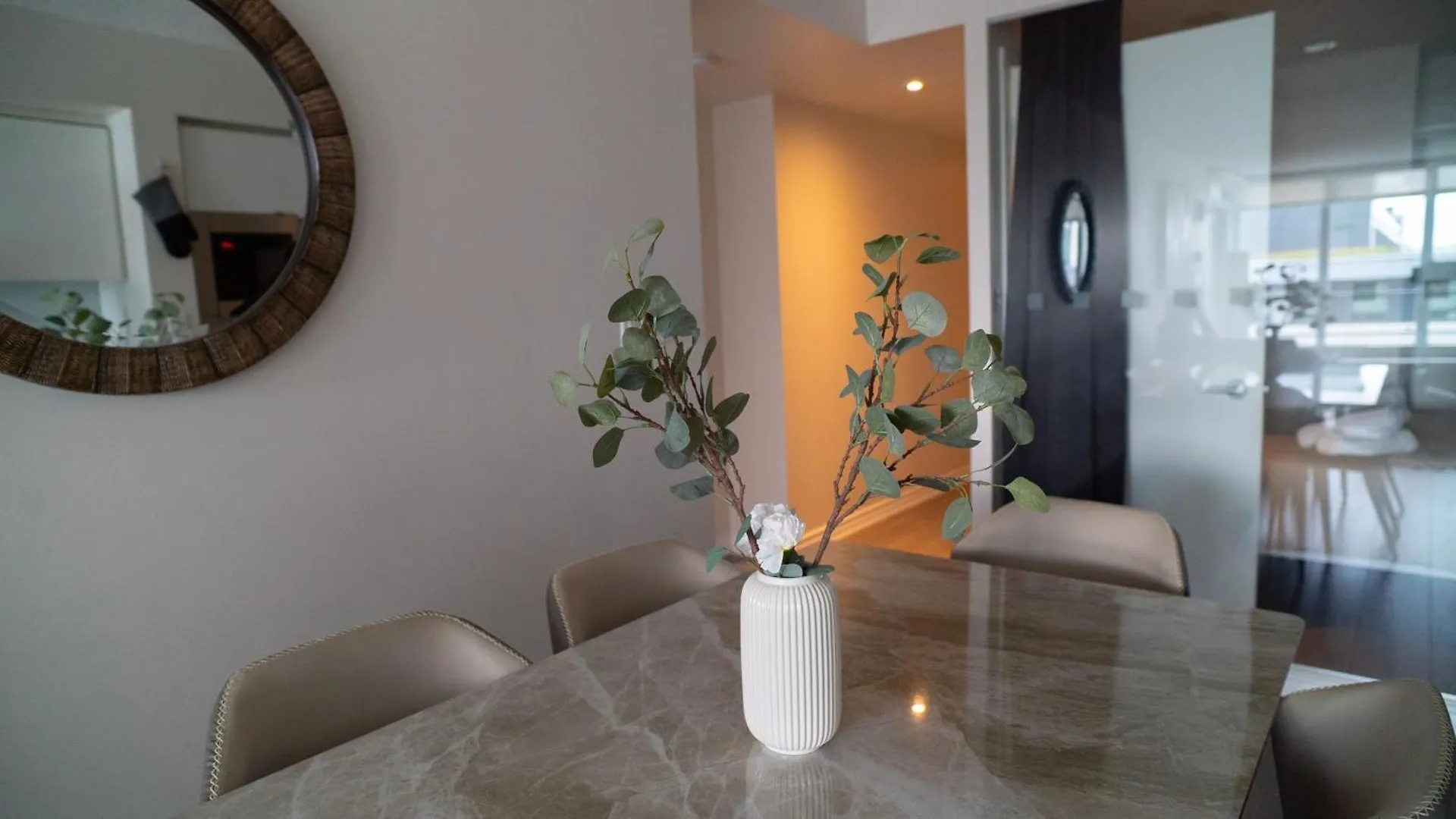 Lägenhet Beautiful And Central 3 Bedroom Condo With Parking Toronto