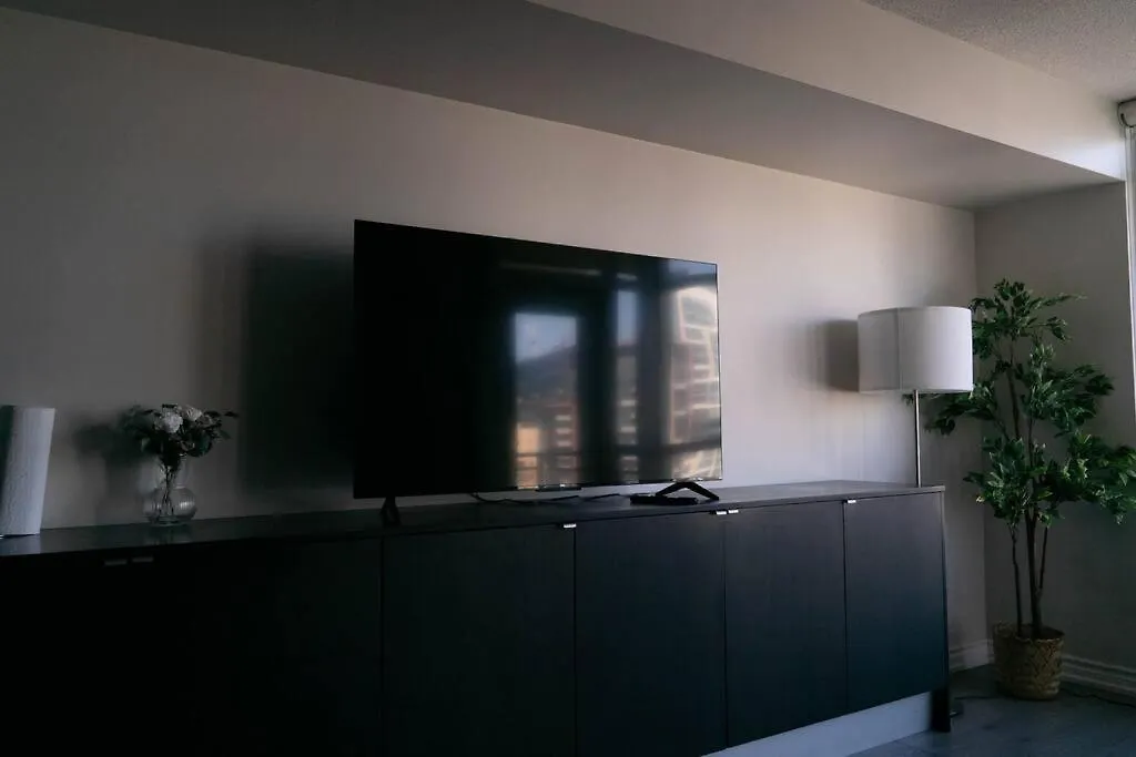 Apartment Beautiful And Central 3 Bedroom Condo With Parking Toronto Canada