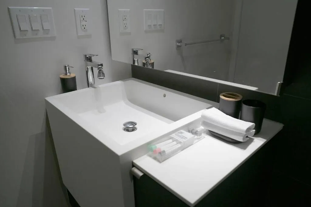 Beautiful And Central 3 Bedroom Condo With Parking Toronto 0*,  Canada