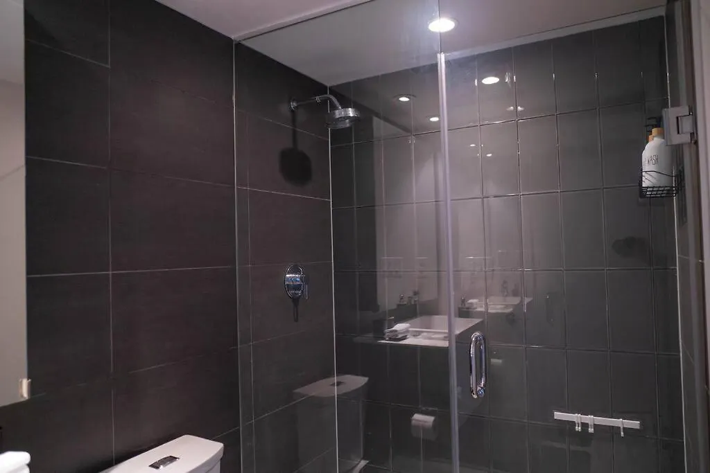 Beautiful And Central 3 Bedroom Condo With Parking Toronto Apartment