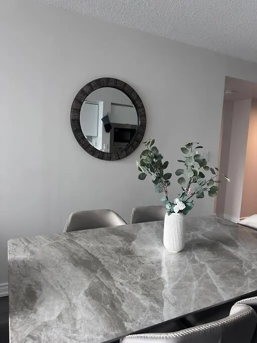 Apartment Beautiful And Central 3 Bedroom Condo With Parking Toronto