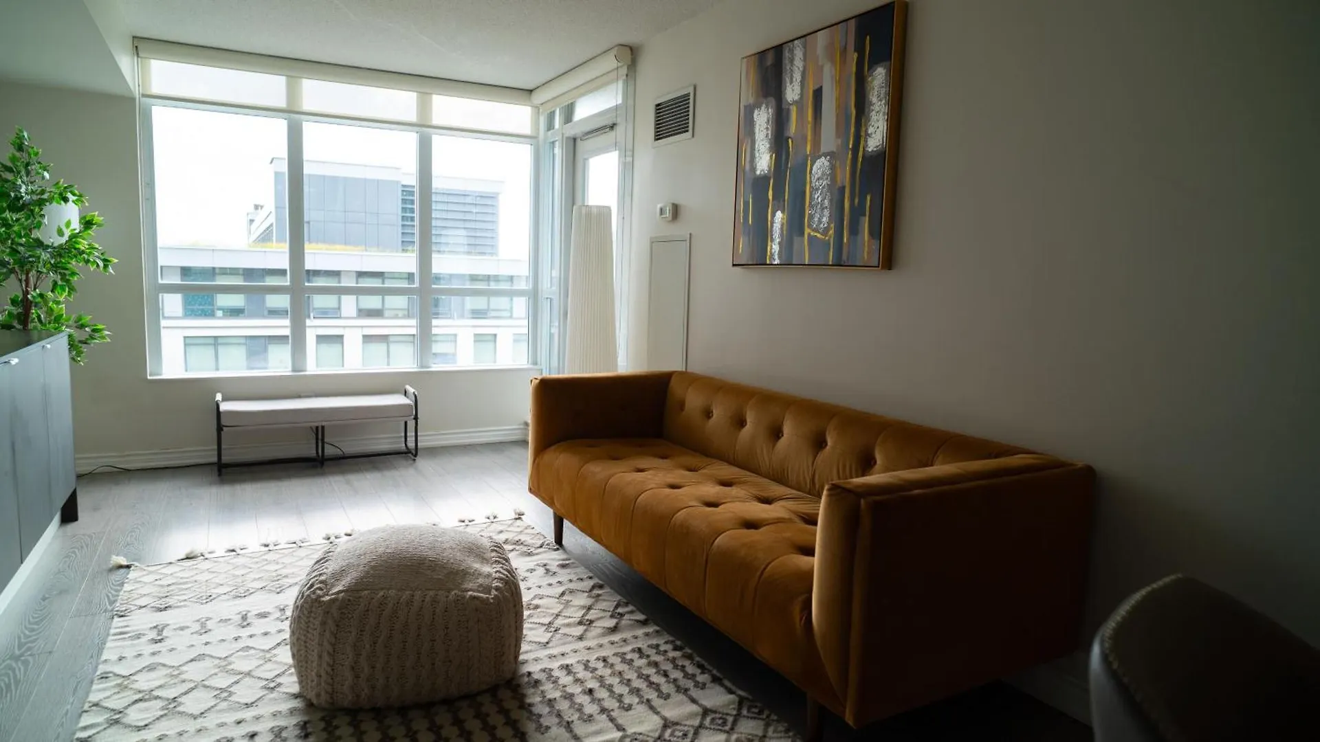 Beautiful And Central 3 Bedroom Condo With Parking Toronto Canada