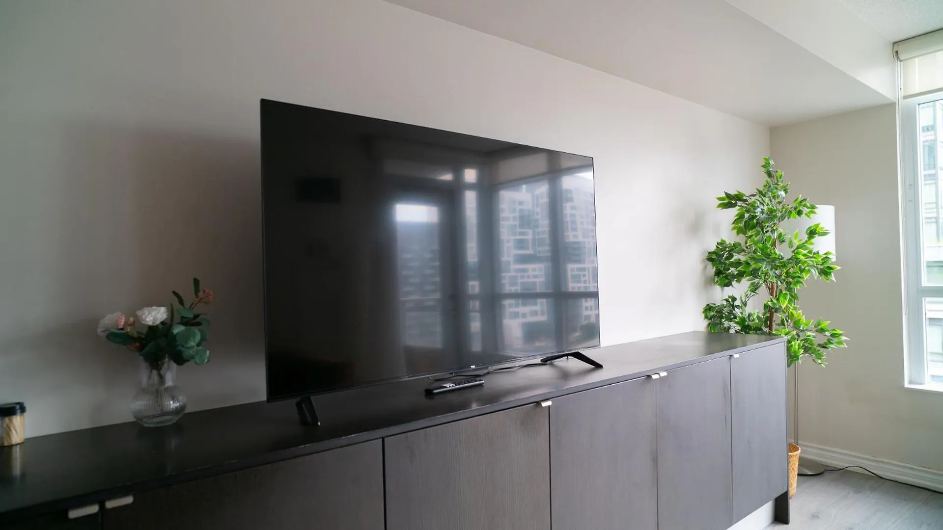 Beautiful And Central 3 Bedroom Condo With Parking Toronto